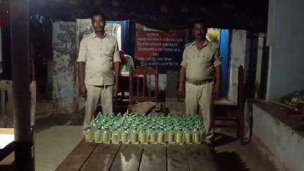 रक्सौल: नकरदेई थाना क्षेत्र के मुशहरवा महादेवा बॉर्डर रोड से पुलिस ने 44 लीटर नेपाली कस्तूरी शराब किया बरामद