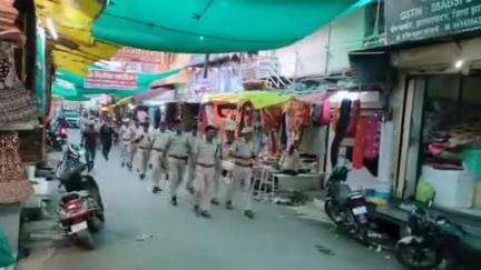 झालरापाटन: झालरापाटन में त्योहारों के मद्देनजर सुरक्षा कड़ी, डीएसपी के नेतृत्व में पुलिस ने शहर में निकाला फ्लैग मार्च