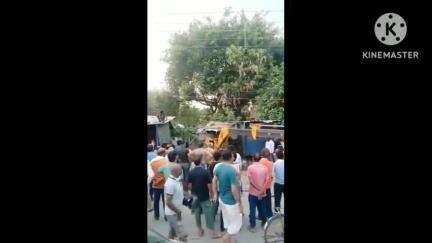 बस्ती: नगर पालिका बस्ती ने आज दक्षिण दरवाजा पर बुलडोजर से अवैध निर्माण हटाने की कार्रवाई फिर से शुरू की
