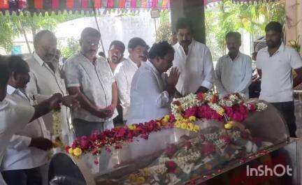 వర్ధన్నపేట: 46వ డివిజన్ పరిధిలో సీనియర్ కాంగ్రెస్ నాయకుడు మరణించగా ఆయన పార్థివదేశానికి నివాళులు అర్పించడం వర్ధన్నపేట మాజీ ఎమ్మెల్యే