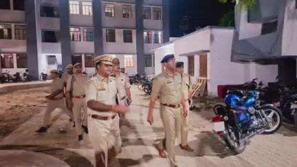 खलीलाबाद: पुलिस उपमहानिरीक्षक ने बस्ती परिक्षेत्र में शहर कोतवाली का किया औचक निरीक्षण, मिली कमियों को दूर करने के दिए निर्देश