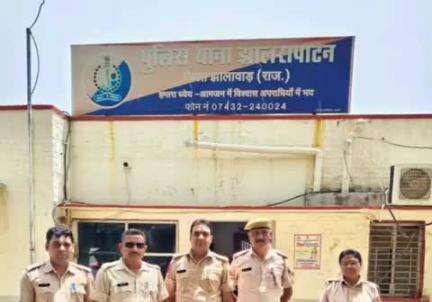 झालरापाटन: झालरापाटन में पुलिस टीम पर पथराव मामले में कार्रवाई, तीन आरोपी गिरफ्तार, गुमशुदा लड़की को दस्तयाब करने गई थी पुलिस