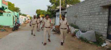 ముదిగుబ్బ మండలం కొడవండ్లపల్లి గ్రామంలో ఆదివారం ఉదయం కార్డెన్ సెర్చ్ నిర్వహించిన పోలీసులు.