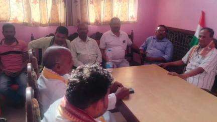 କଣ୍ଟାମାଳ: ଅମୁର୍ଡl ଠାରେ କଣ୍ଟାମାଳ ବିଧାୟକଙ୍କୁ ଭେଟି ସଂସ୍କୃତି ଭବନ ପାଇଁ ଜମି ଯୋଗାଇ ଦେବାକୁ ଆଲୋଚନା କଲା ଡୁମାଳ  ପରିଷଦ