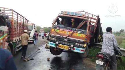 వైరా: వైరా పినపాక  బ్రిడ్జిపై వ్యాన్‌, కారును లారీ ఢీకొన్న ఘటనలో తీవ్రంగా గాయపడిన లారీ డ్రైవర్ చికిత్స పొందుతూ మృతి