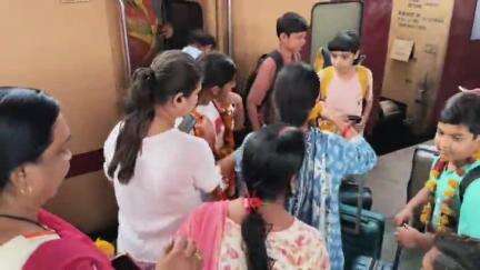 बीना: जयपुर में राष्ट्रीय कराटे प्रतियोगिता में 23 स्वर्ण पदक जीते, बीना रेलवे स्टेशन पर खिलाड़ियों का जोरदार स्वागत