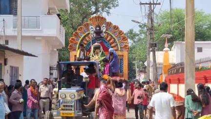 ସୋନପୁର: ଦେବଦମ୍ପତି ଙ୍କ ବିବାହ ସଂପନ୍ନ ଆଜି ସ୍ଵ-ମନ୍ଦିର କୁ ପ୍ରତ୍ୟାବର୍ତ୍ତନ ଶୋଭାଯାତ୍ରା ଧୁମଧାମରେ ସହରରେ ଚାଲିଛି ବିଶାଳ ଶୋଭାଯାତ୍ରା