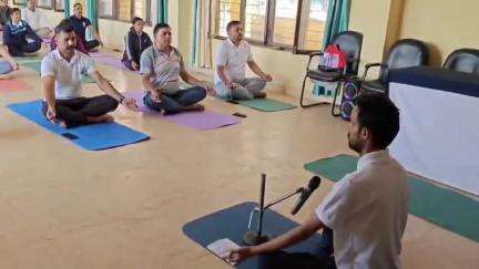 चमोली: गोपेश्वर में पुलिस अधिकारियों और कर्मचारियों ने शारीरिक व मानसिक स्वास्थ्य को लेकर किया योगाभ्यास