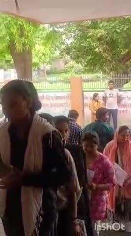 हाथरस: हाथरस के दो केंद्रों पर बीएड की परीक्षा कड़ी सुरक्षा में हो रही है, विद्यार्थियों को मिल रहा प्रवेश, पुलिस बल तैनात