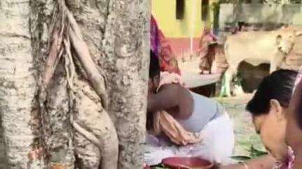 মুরারই ২: রুদ্রনগর পূর্বপাড়া শিব মন্দিরে জামাই ষষ্ঠী উপলক্ষে পুজো দিতে মহিলাদের
