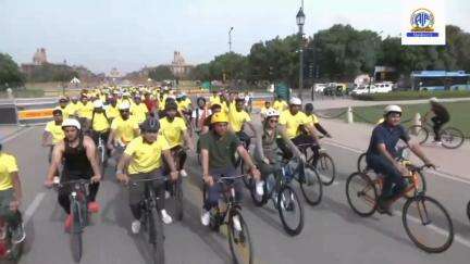 Union Minister Mansukh Mandaviya leads 25th Fit India Sundays On Cycle initiative