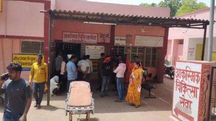 तालबेहट: तरगुआ के पास दो बाइकों की भिड़ंत में भाई-बहन सहित 3 लोग गंभीर रूप से घायल, 1 युवक की अस्पताल में उपचार के दौरान हुई मौत