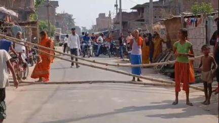नौतन: सन सरैया: युवक की हत्या के बाद आक्रोशित लोगों ने किया सड़क जाम