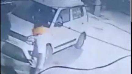 रेवाड़ी: घर के बाहर खड़ी बाइक चोरी, CCTV में कैद हुए 2 नकाबपोश चोर, 80 सेकंड में दिया घटना को अंजाम