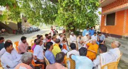 नौगढ़: विधायक श्याम धनी राही ने अपने आवास पर आए शिकायतकर्ताओं की समस्याओं को सुनकर किया निस्तारण