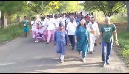 பெரம்பலூர்: கலெக்டர் அலுவலகத்தில் "நடப்போம் நலம் பெறுவோம்" , திட்டத்தில் பொதுமக்களுடன் கலெக்டர் நடை பயிற்சி
