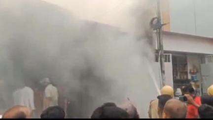 খড়গপুর ১: রবিবার সাত সকালে ভয়ংকর আগুন লাগার ঘটনা খড়গপুর শহরের গোলবাজার এলাকায়