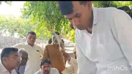 सलोन: डीह ब्लॉक के चकबंदी कार्यालय में तैनात सीओ का ग्रामीणों से पंखा चलवाने का वीडियो वायरल
