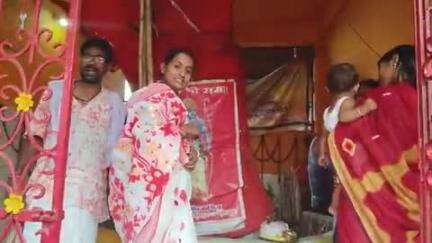 মুরারই ১: রাজগ্রাম পূর্ব বাজার ষষ্ঠীতলায় জামাইষষ্ঠী উপলক্ষ্যে পুজো দিতে মহিলাদের ভিড়