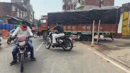 भरथना: बकेवर कस्बे में ओवरलोड डीसीएम ने तोड़ी पानी की पाइपलाइन, पानी की सप्लाई प्रभावित व यातायात हुआ अवरुद्ध