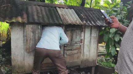 ধূপগুড়ি: সুখানী বস্তিতে  একটি বাড়ির খোয়ারের মধ্য থেকে একটি আট ফুটের অজগর সাপ উদ্ধার করে নিয়ে গেল খুনিয়া রেঞ্জের বনকর্মিরা