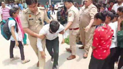 कोल: वार्ष्णेय कॉलेज में छात्रा को अश्लील मैसेज भेजने वाले प्रोफेसर पर FIR दर्ज, पीड़िता ने लगाए गंभीर आरोप