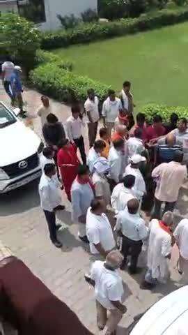 नौगढ़: सांसद जगनबिका पाल ने जिला मुख्यालय स्थित अपने कैंप कार्यालय पर जनता की समस्याएं सुनकर किया समाधान
