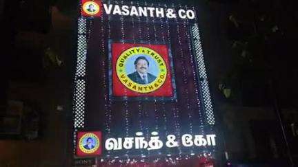 குடியாத்தம்: சந்தைப்பேட்டை வசந்த் & கோ ஷோரூம் இல் கைவரிசை காட்டிய மர்ம நபர் மறுமநகர் திருடி செல்லும் பரபரப்பு சிசிடிவி காட்சிகள்