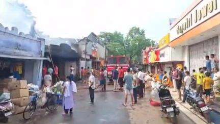 খড়গপুর ১: জামাইষষ্ঠীর দিন সকালে বিধ্বংসী আগুন খড়্গপুরের গোলবাজারে, আগুনে পুড়ে ছাই কসমেটিক্স দোকান