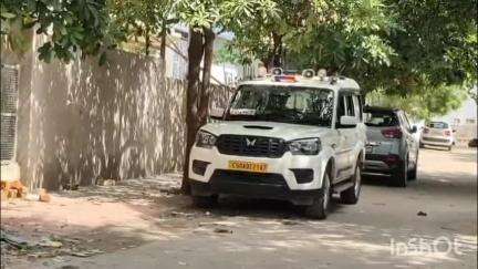 दुर्ग: EOW की टीम ने भिलाई में शराब घोटाला कारोबारी विजय भाटिया के घर पर परिजनों से की पूछताछ, 7 अधिकारी शामिल