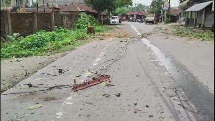 চোপড়া: ঝড়ে লণ্ডভণ্ড হয়ে গেছে চোপড়ার কাঁচাকালি এলাকা। ঝড়ের তাণ্ডবে ভেঙে পড়েছে গাছ, ছিঁড়ে গেছে বিদ্যুতের তার ভেঙ্গে গেছে খুঁটি