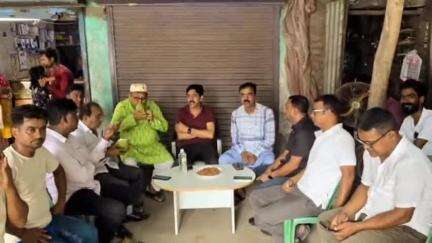 ভাঙড় ১: চন্দনেশ্বর বাজারে দলীয় নেতৃত্বদের সঙ্গে চা চক্র করলেন বিধায়ক সওকাত মোল্লা