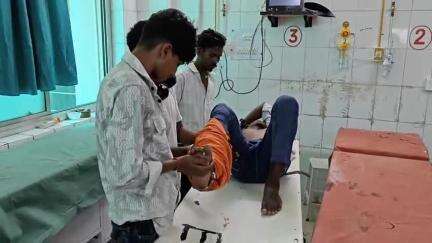 मिर्ज़ापुर: ट्रेन की गेट पर बैठकर सफर कर रहे युवक का पैर खंभे से टकराने पर टूटा, मिर्जापुर के ट्रामा सेंटर में इलाज जारी