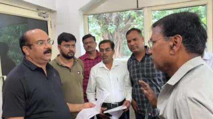 शाहजहांपुर: भाजपा सांसद ने साउथ सिटी आवास पर क्षेत्र के विभिन्न इलाकों से पहुंचे लोगों की समस्याएं सुनीं