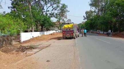 निवाड़ी: निवाड़ी: वन विभाग और पुलिस ने लक्ष्मणपुरा से पिकअप में भरी अवैध सेमर की लकड़ी ज़ब्त की