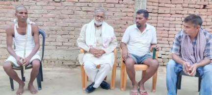 बांसडीह: ताहिरपुर निवासी सड़क हादसे में महिला की दर्दनाक मौत के बाद पूर्व विधायक शिव संकर चौहान ने परिजनों से मिलकर बढ़ाया ढाढस