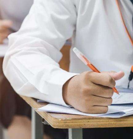 साहिबगंज में अखबार बेचने वाले का बेटा बना ज़िला टॉपर, 10वीं बोर्ड परीक्षा में हासिल किए 484 अंक