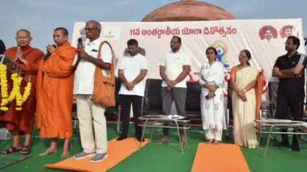 విశాఖపట్నం: విశాఖ తొట్ల కొండపై జిల్లా యంత్రంగా ఆధ్వర్యంలో యోగాసనాల కార్యక్రమంలో పాల్గొన్న జిల్లా కలెక్టర్ హరేంద్ర ప్రసాద్