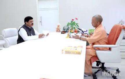 मेहदावल: उत्तर प्रदेश के मुख्यमंत्री योगी आदित्यनाथ से मेहदावल विधायक ने की मुलाकात, पत्र दिया