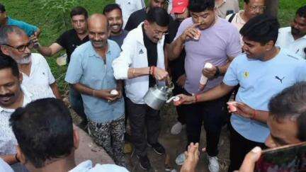 कांके: मोरहाबादी मैदान में सांसद संजय सेठ ने स्थानीय लोगों के साथ चाय पर चर्चा की
