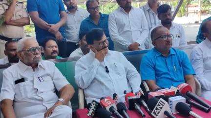 धुळे: स्टेशन रोड परिसरात खासदार संजय राऊत यांची पत्रकार परिषद पार पडली, राज्य सरकार केली टीका