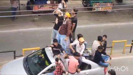 मुज़फ्फरनगर: टाउन हॉल रोड पर कार की खिड़की और छत पर बैठकर युवकों ने मचाया हुड़दंग, स्टंटबाज़ी का वीडियो सोशल मीडिया पर वायरल