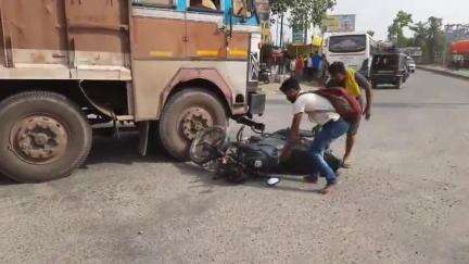 औरंगाबाद: नगर थाना क्षेत्र के जसोईया मोड़ पर ट्रक के चक्के के नीचे आई बाइक, बाल-बाल बचा बाइक सवार