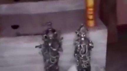 महोबा: माता रानी मंदिर में चोरी की मूर्तियां रखकर हाथ जोड़े और भाग गए चोर