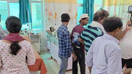 मिर्ज़ापुर: पूरी कटरा मोहल्ले में टाइल्स का काम कर रहे युवक को ग्राइंडर का ब्लेड छटकने से सीने में लगी चोट, युवक हुआ रेफर
