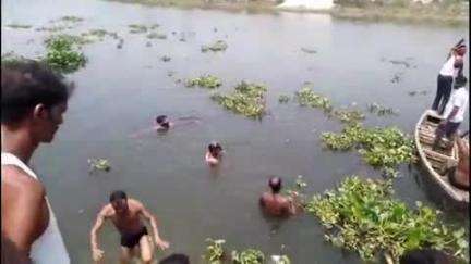 पकड़ी दयाल: पकड़ीदयाल नगर पंचायत के जगतिया बूढ़ी गंडक नदी में नहाने के दौरान 10 वर्षीय बच्चे डूबे, ग्रामीणों द्वारा तलाश जारी