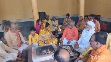 होशंगाबाद नगर: सेठानी घाट स्थित गायत्री मंदिर में गायत्री परिवार के यज्ञ में नगर पालिका अध्यक्ष और सांसद शामिल हुए, आहुति दी