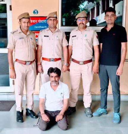 कोटा शहर पुलिस थाना भीमगंज मंडी और रेल्वे कॉलोनी व साईबर सेल की टीम द्वारा रंगपुर रेल्वे पुलिया के ऊपर फायरिंग कर जानलेवा हमला करने वाला हिस्ट्रीशीटर मो. कलीम गौरी गिरफ्तार व विधि से संघर्षरत बालक निरूध्द किया गया।