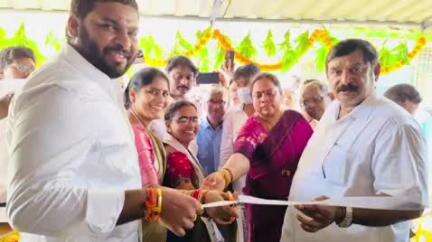 విశాఖపట్నం: విశాఖ జీవీఎంసీ 24 వ వార్డులో రేషన్ దుకాణాన్ని ప్రారంభించిన ఎమ్మెల్యే విష్ణుకుమార్ రాజు VMRDA చైర్మన్ ప్రణవ్ గోపాల్