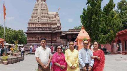खुलताबाद: नेपाळचे राजदूत डॉ.शंकर प्रसाद शर्मा यांनी घेतले श्री घृष्णेश्वराचे दर्शन, देवस्थानकडून सत्कार